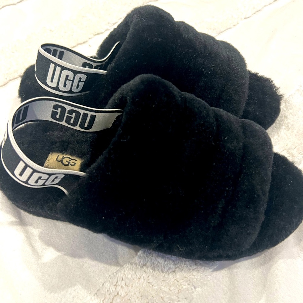 BRAND NEW NEVER WORN UGG FLUFF YEA SLIDES